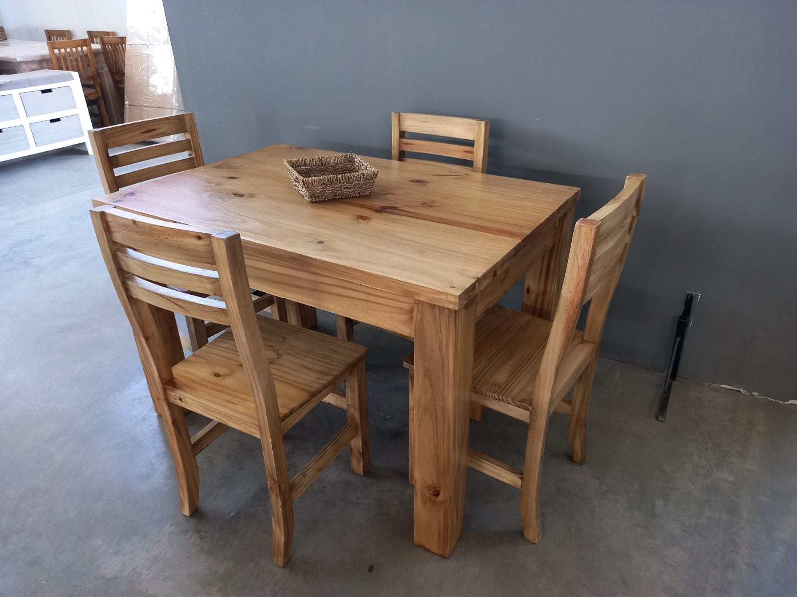 MESA COM MACIZA X 1.40