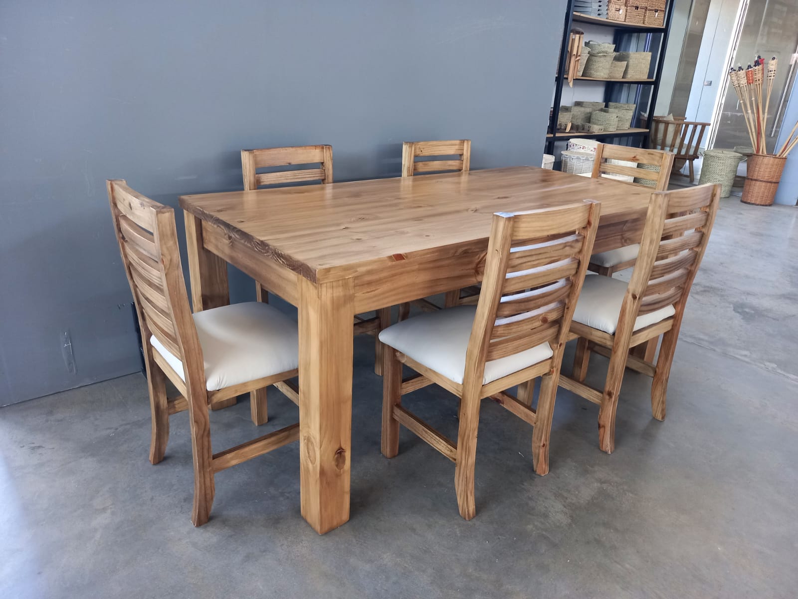 MESA COM MACIZA X 1.60