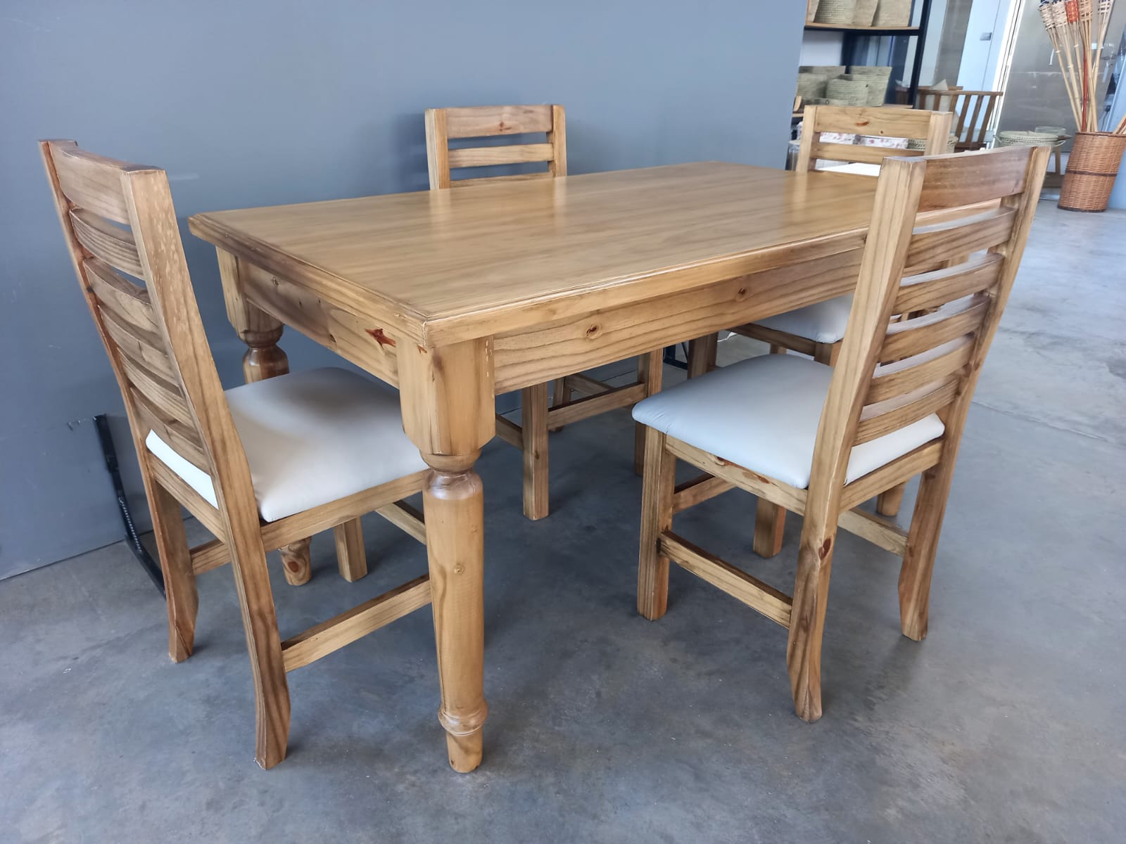 MESA COM PATA TORNEADA X 1.60